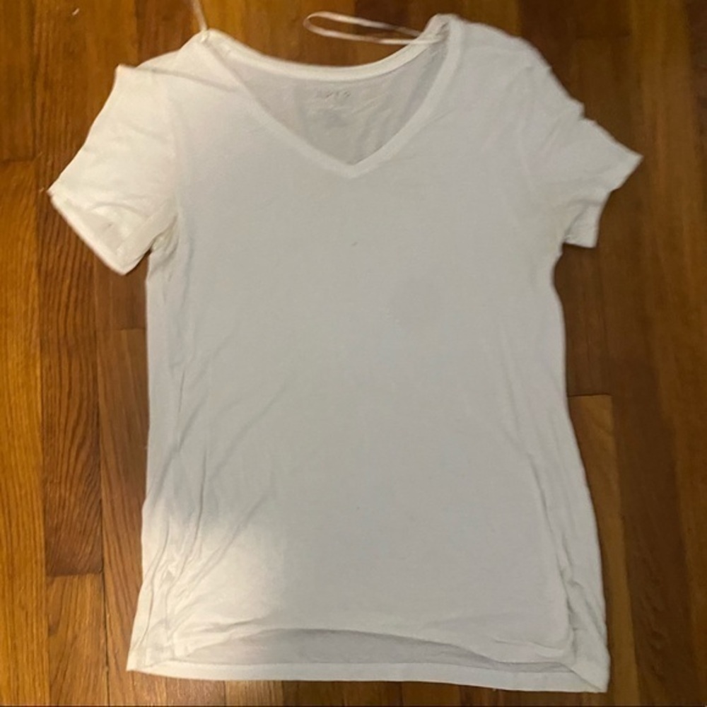 Apt 9 White V-Neck Tee Shirt size M // FREE WITH BUNDLE PURCHASE